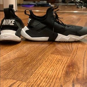 Black and white huaraches